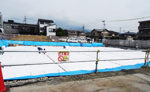 建築中ー緩衝材を敷き詰めた様子